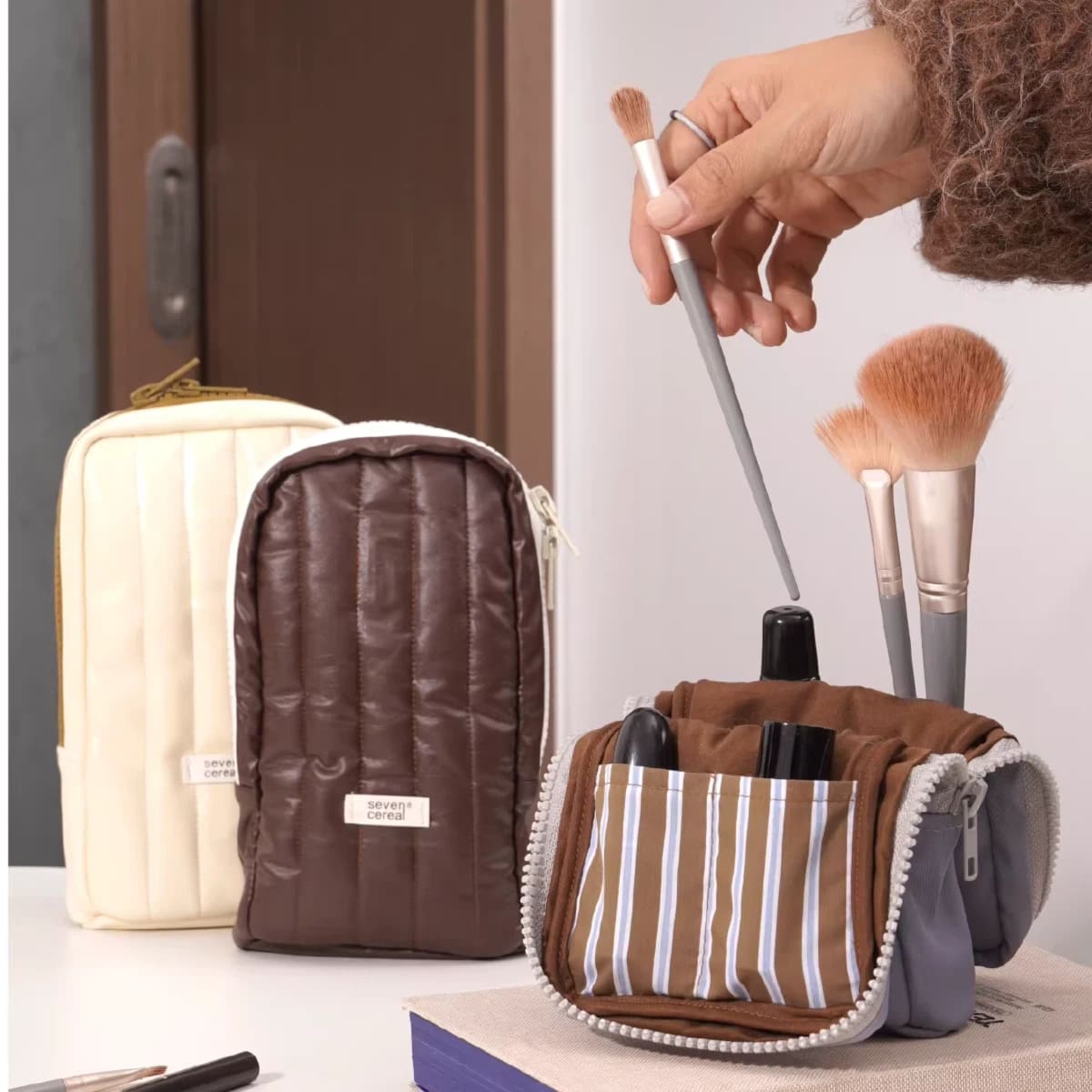 Stroll Makeup Brush Bag - Large Capacity Foldable Stand-Up Travel Organizer